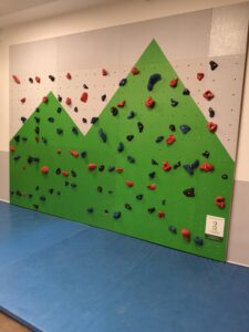 Mur d'escalade pour traverser