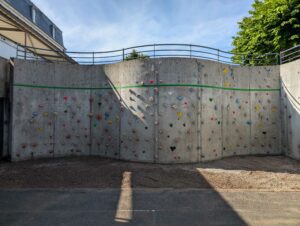 Le mur d'escalade de l'école primaire après la rénovation