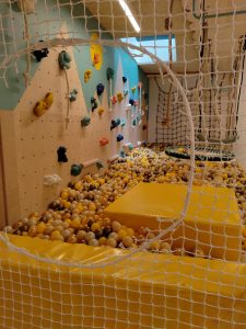 Mur d’escalade ludique et piscine à balles pour crèche