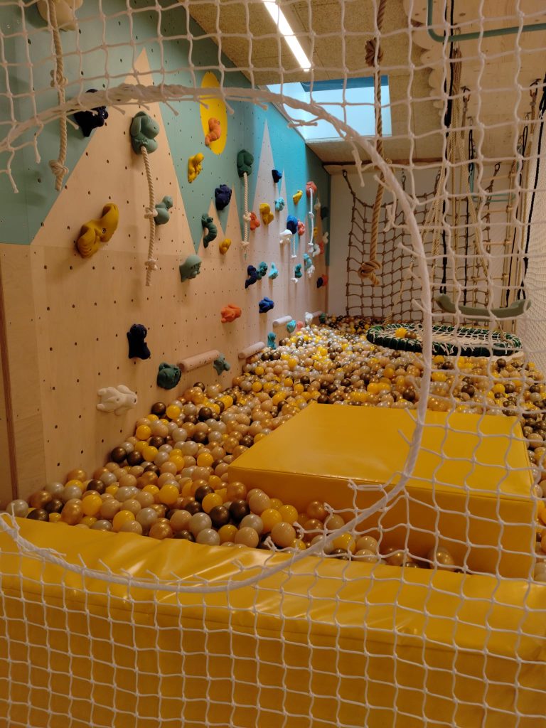 Mur d’escalade ludique et piscine à balles pour crèche