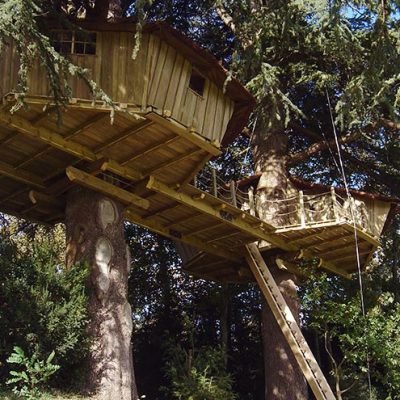 Construction de cabane insolite dans les arbres